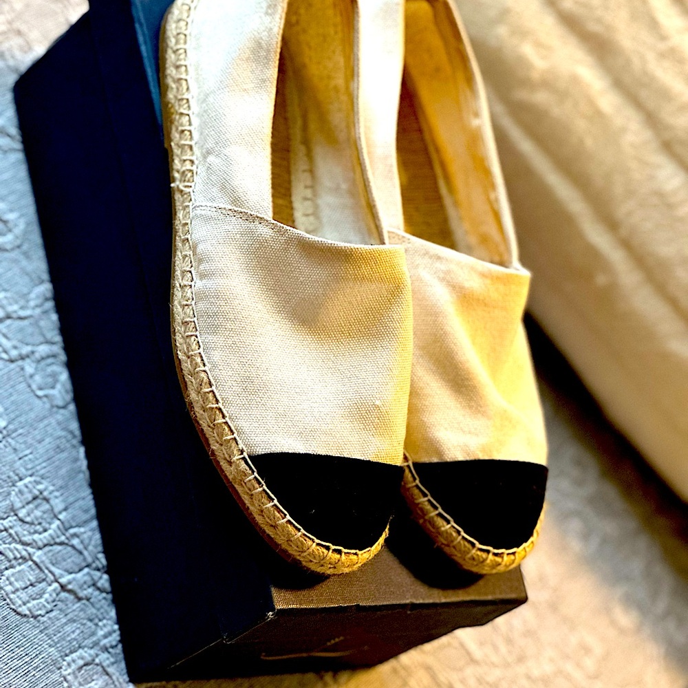 Flat canvas espadrille tan and black toe